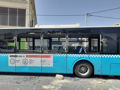 Bakıda yük maşını avtobusu vurdu