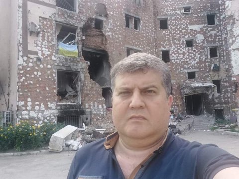 Azərbaycanlı deputat Ukraynada dağıdılan şəhərlərə getdi