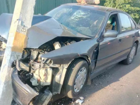 Maşını dirəyə çırpdı - Sərnişin öldü