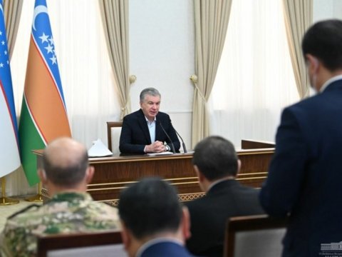 Mirziyoyev müşavirə keçirdi: sakinlərlə görüşdü 