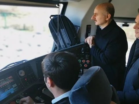 Nazir metroya mindi, heç kim ona yer vermədi - VİDEO
