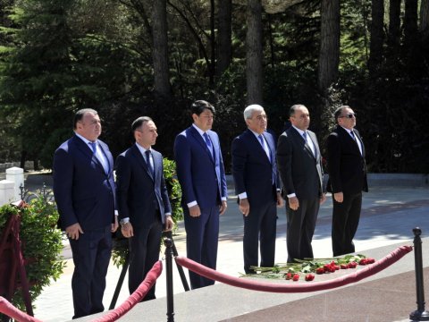 Dövlət Komitəsinin rəhbərliyi Fəxri xiyabanı ziyarət edib