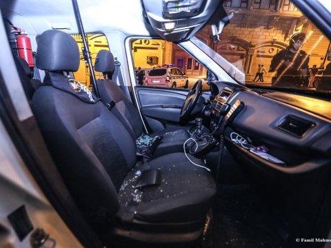 Ağsuda İNSİDENT - Atasını döydü, polis maşınını zədələdi