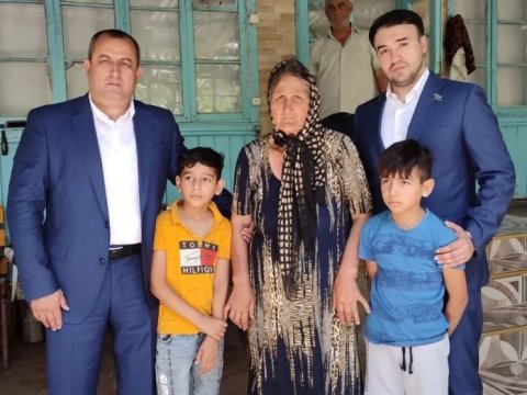 Deputatlar özünü yandıran qazinin yasına getdilər 