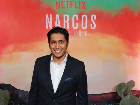 İt məşhur narkobaronu kolların arasında TAPDI