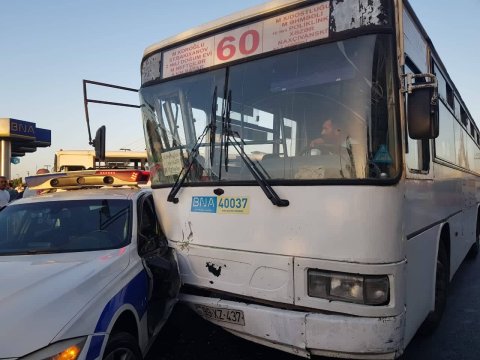 Avtobus polis maşınını vurdu