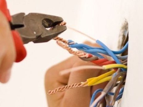 18 yaşlı qızı elektrik cərəyanı vurdu