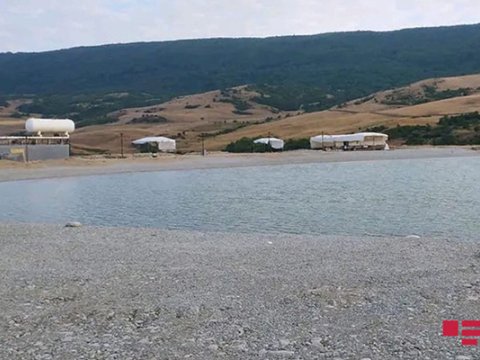 Şabranda iki nəfər göldə batdı