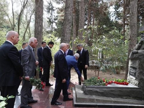 Media nümayəndələri Zərdabinin məzarını ziyarət ediblər