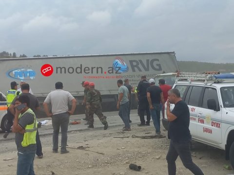 Quba yolunda ağır qəza - Ölənlər var - FOTO