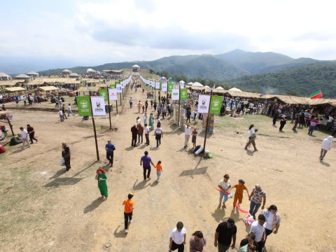 Festivaldakı biabırçılıq: Jurnalistlər qurumları “TOPA TUTDULAR”