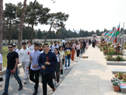 Diaspor gəncləri Fəxri və Şəhidlər xiyabanını ziyarət ediblər