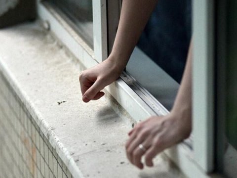 Gənc oğlan 13-cü mərtəbdən yıxılıb öldü