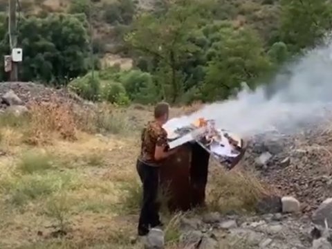 Ermənilər Laçından belə çıxır - VİDEO