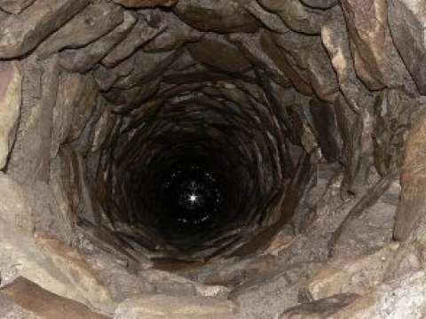 Azyaşlı su quyusuna düşdü 