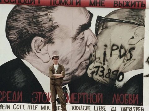 Brejnevin məşhur şəklini çəkən rəssam koronavirusdan ÖLDÜ
