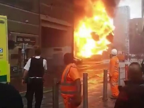 London metrosunda güclü PARTLAYIŞ