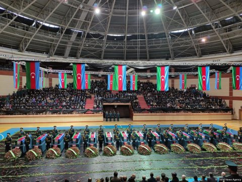 Prezident “Qaraheybət” şəhidlərini təltif edib 