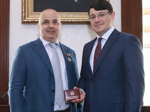 Fuad Muradov Məsud Aşinaya medal təqdim edib