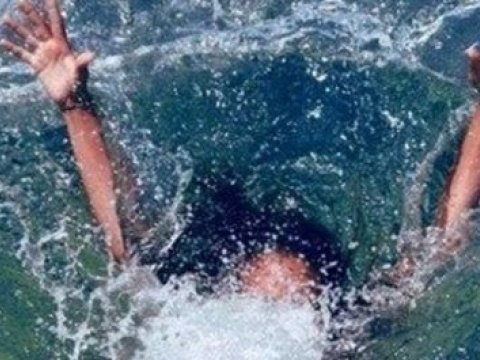 İki azyaşlı övladını xilas etməyə çalışan ata və əmi suda boğulub