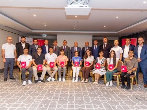 Ən yüksək bal toplayan 10 abituriyent mükafatlandırıldı - FOTOLAR