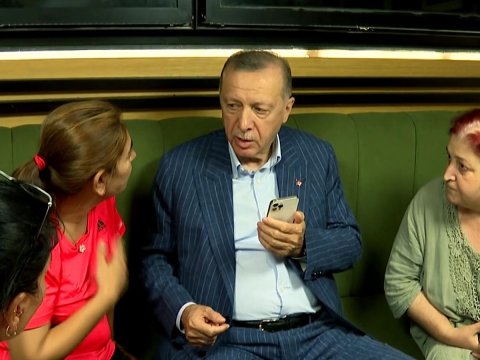 Ərdoğan kafedə vətəndaşlarla görüşdü 