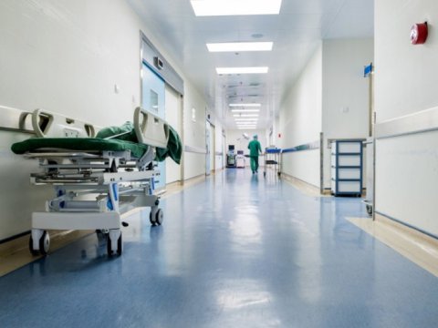 Özünü yandıran qazinin vəziyyəti hələ də AĞIRDIR