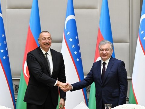 İlham Əliyev Özbəkistan Prezidentini TƏBRİK ETDİ