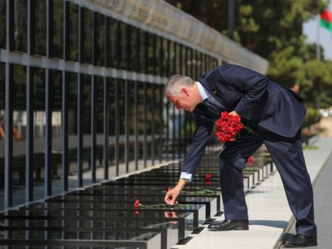 Britaniyanın yeni səfiri Şəhidlər Xiyabanını ziyarət etdi