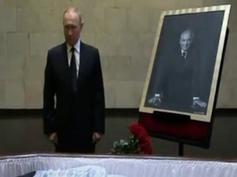 Putin Qorbaçovla vidalaşdı - VİDEO