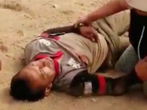 Oyunda qırmızı kart göstərən hakimi uçurumdan atdılar