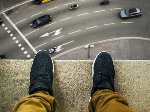 26 yaşlı oğlan qonaq getdiyi evdə İNTİHAR ETDİ