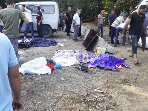 Bir kənd yasda - Qəzada ölənlər dəfn edilir