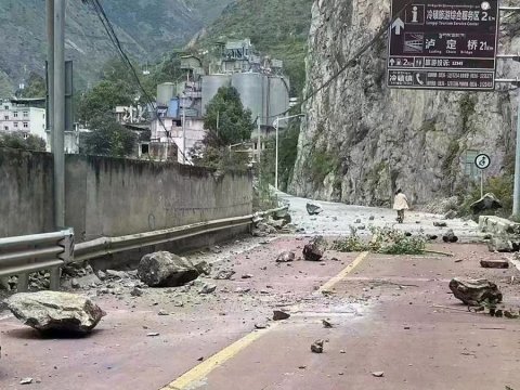 Çində güclü zəlzələ - 46 nəfər öldü