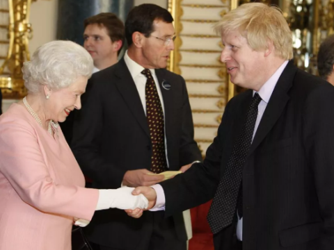 Kraliça II Yelizaveta Boris Consonun istefasını qəbul etdi