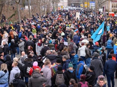 Almaniyanı etirazlar bürüdü, xalq küçələrə AXIŞDI