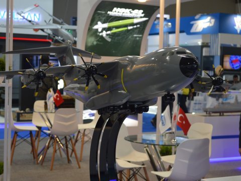 Barmaqlar tətikdə, PUA-larla selfi... - Barıt qoxulu sərgidən REPORTAJ