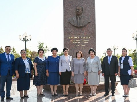 Parlament nümayəndə heyəti Daşkənddəki Heydər Əliyev Meydanında