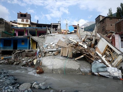 Pakistanda həlak olanların sayı 1400-ə çatır