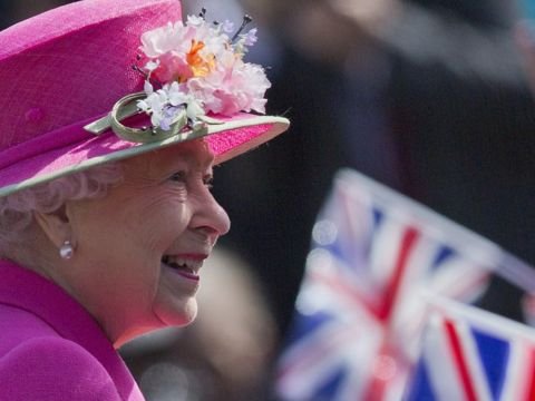 Kraliça top atəşi ilə anıldı