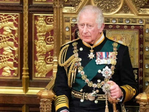 Çarlz rəsmən Kral elan olundu
