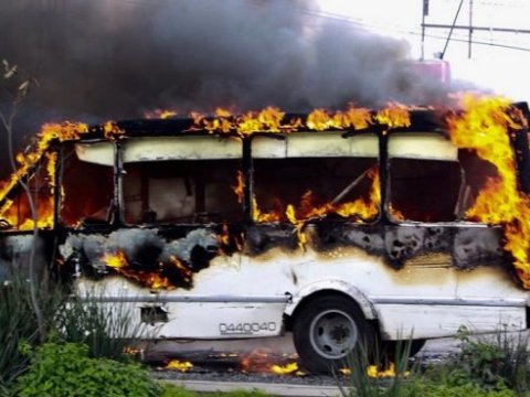 Meksikada faciə: Avtobus sərnişinlərlə birgə yandı 