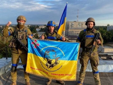 İzyumun mərkəzində Ukrayna bayrağı dalğalanır - VİDEO