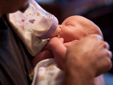 Bakıda DƏHŞƏT - Ana 1 yaşlı uşağının yeməyinə 