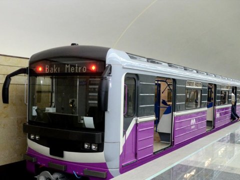 Metroda sərnişin stansiya yoluna düşdü