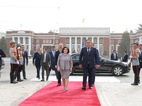 Spiker Dusti meydanında - FOTO