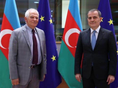 Borrel Ceyhun Bayramova zəng edib