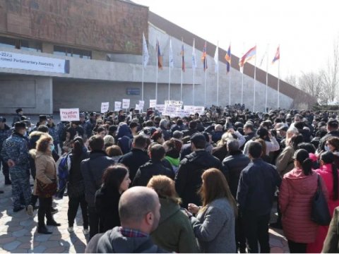 Sərhəddə ölən erməni hərbçilərin ailələri etiraza qalxdı - VİDEO