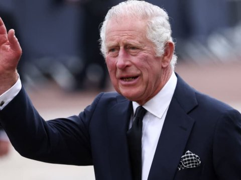 Yeni kral hamının yanında xanımını danladı - VİDEO