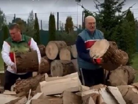 Lukaşenko Avropa üçün odun doğradı - VİDEO